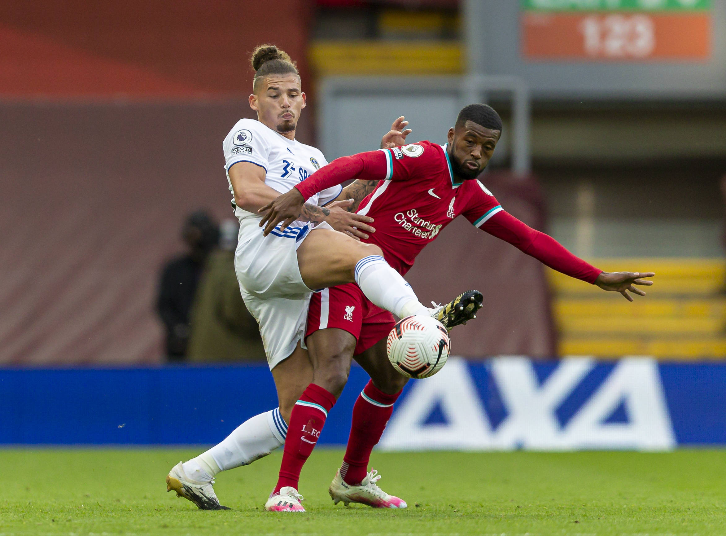 举足轻重的 举足轻重的